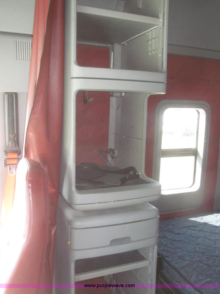 image for item F7345 2005 Freightliner Columbia semi truck