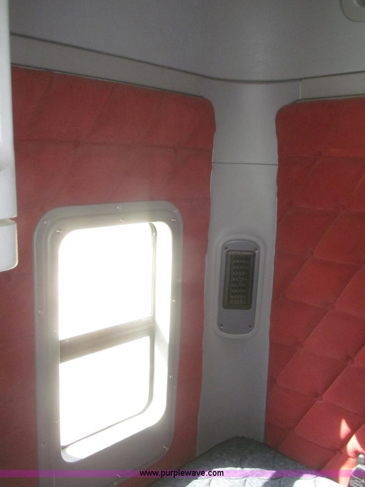 image for item F7345 2005 Freightliner Columbia semi truck