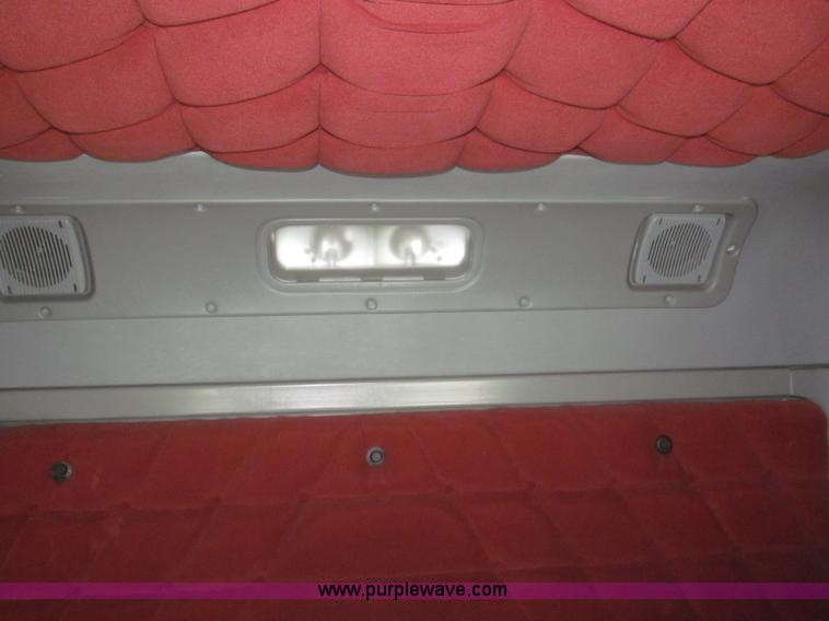 image for item F7345 2005 Freightliner Columbia semi truck