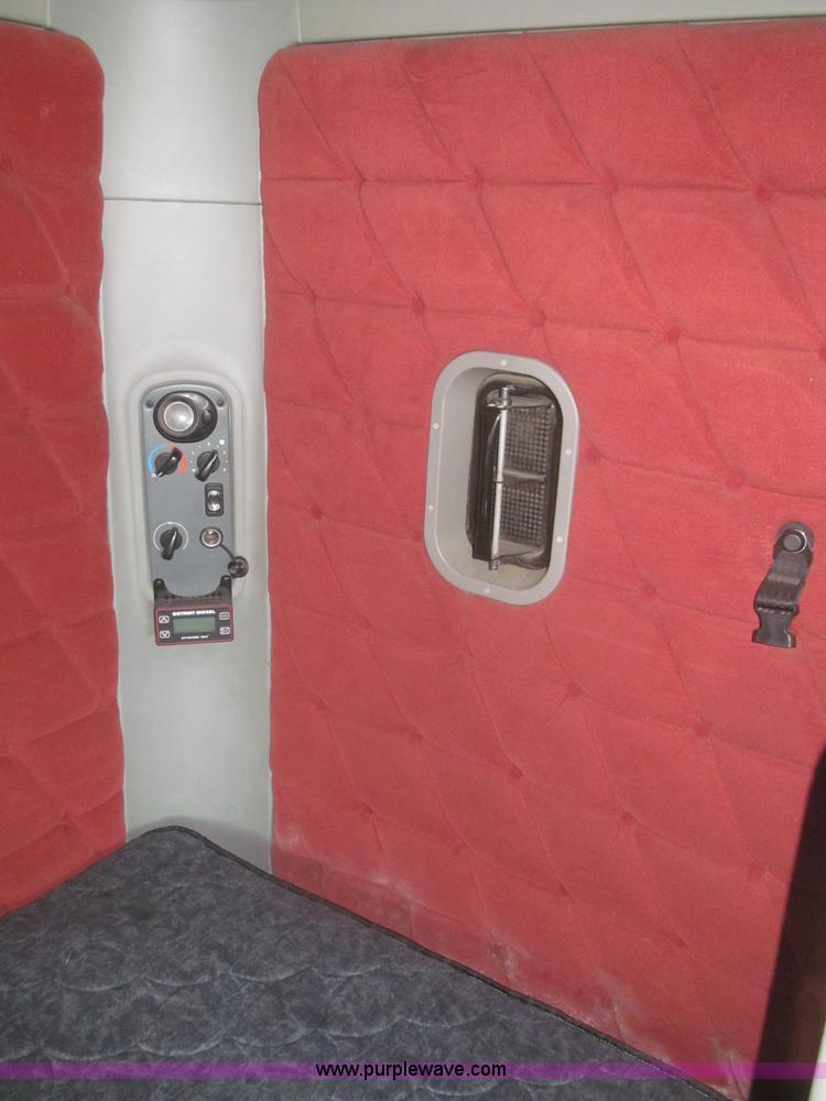 image for item F7345 2005 Freightliner Columbia semi truck