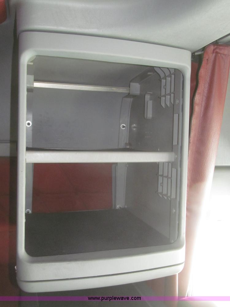 image for item F7345 2005 Freightliner Columbia semi truck