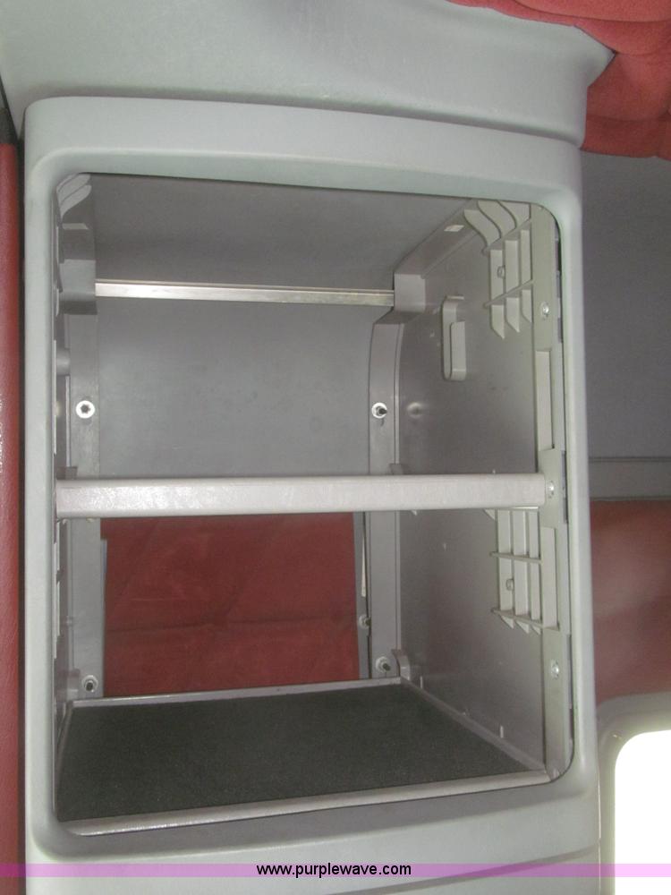 image for item F7345 2005 Freightliner Columbia semi truck