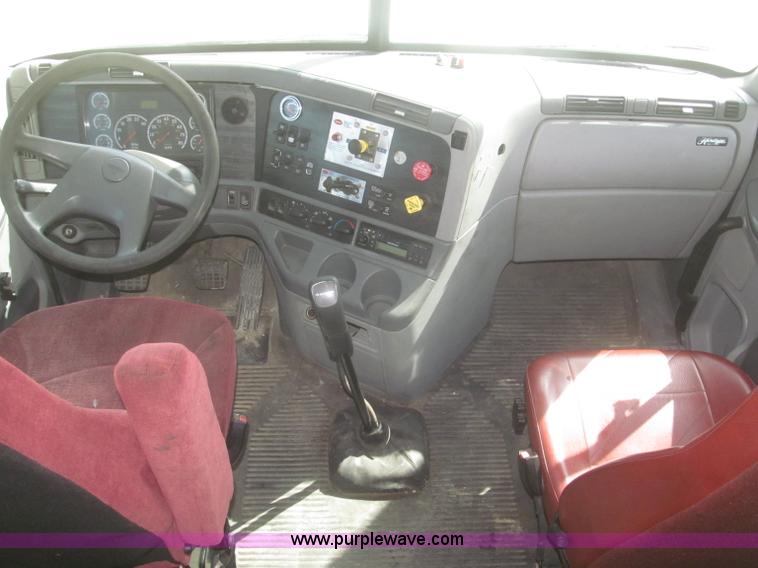 image for item F7345 2005 Freightliner Columbia semi truck