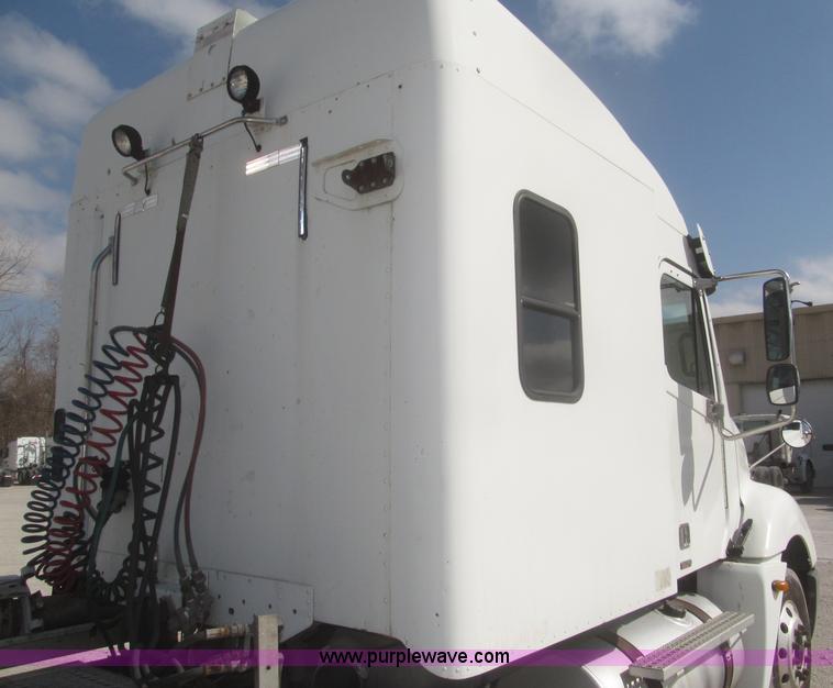 image for item F7345 2005 Freightliner Columbia semi truck