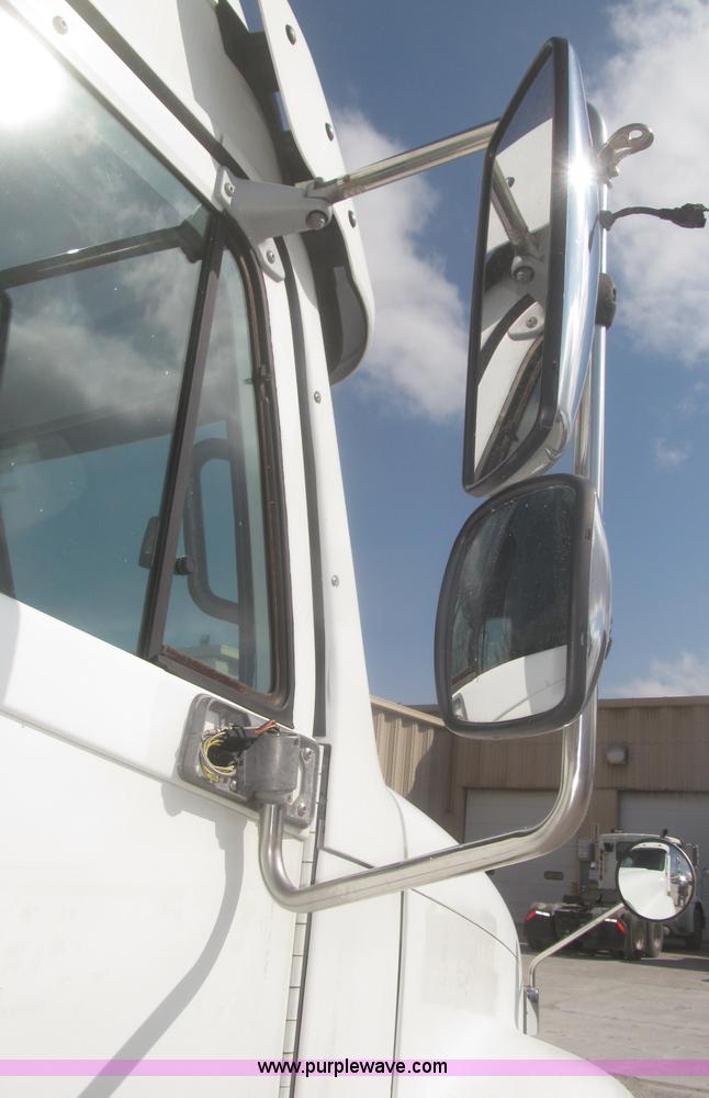 image for item F7345 2005 Freightliner Columbia semi truck