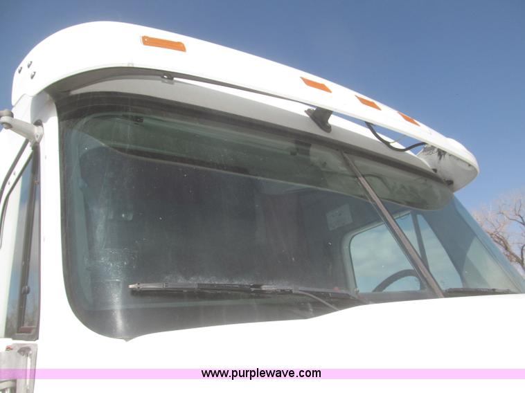 image for item F7345 2005 Freightliner Columbia semi truck