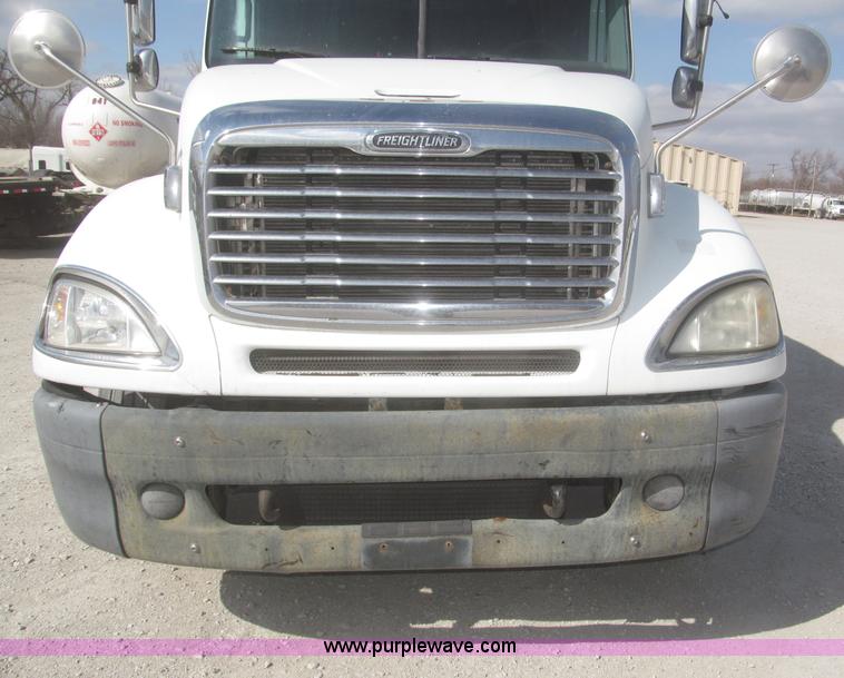 image for item F7345 2005 Freightliner Columbia semi truck
