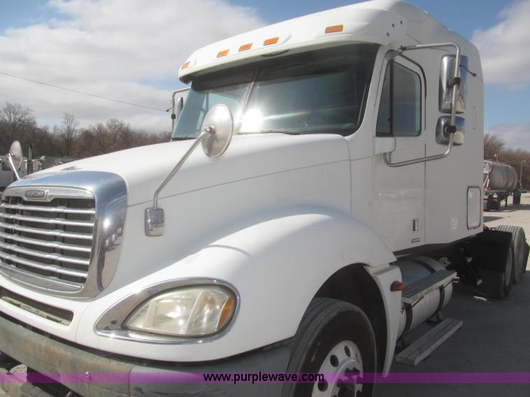 image for item F7345 2005 Freightliner Columbia semi truck