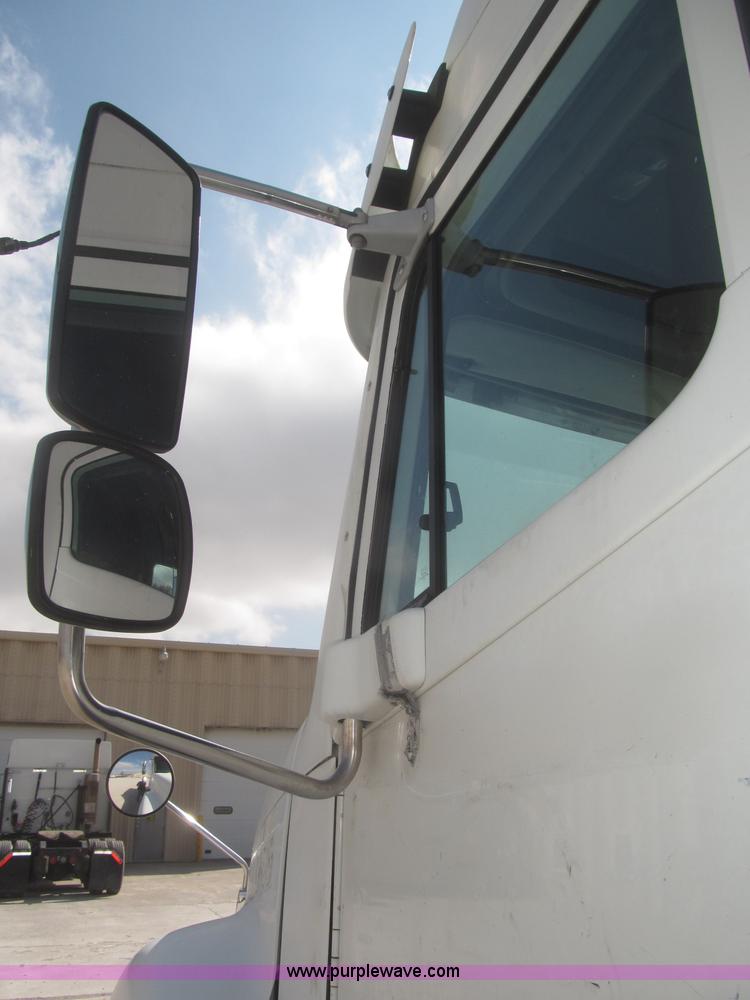 image for item F7345 2005 Freightliner Columbia semi truck