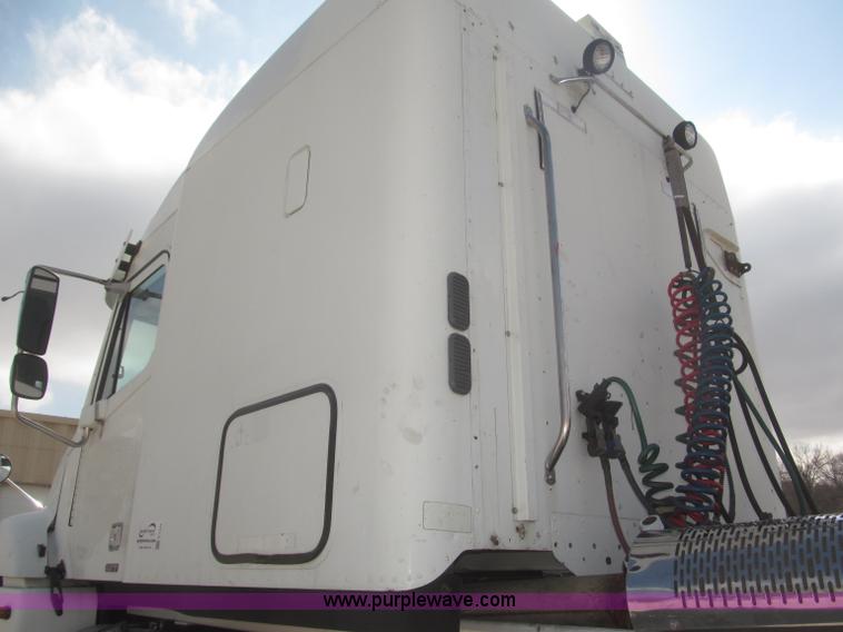 image for item F7345 2005 Freightliner Columbia semi truck