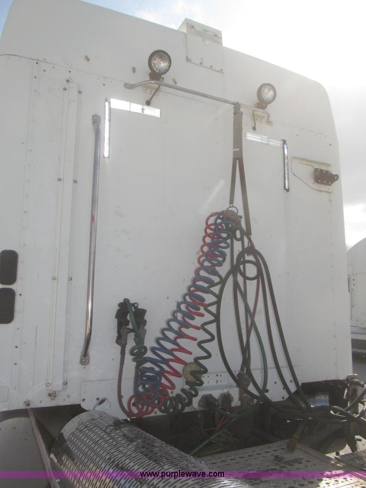 image for item F7345 2005 Freightliner Columbia semi truck