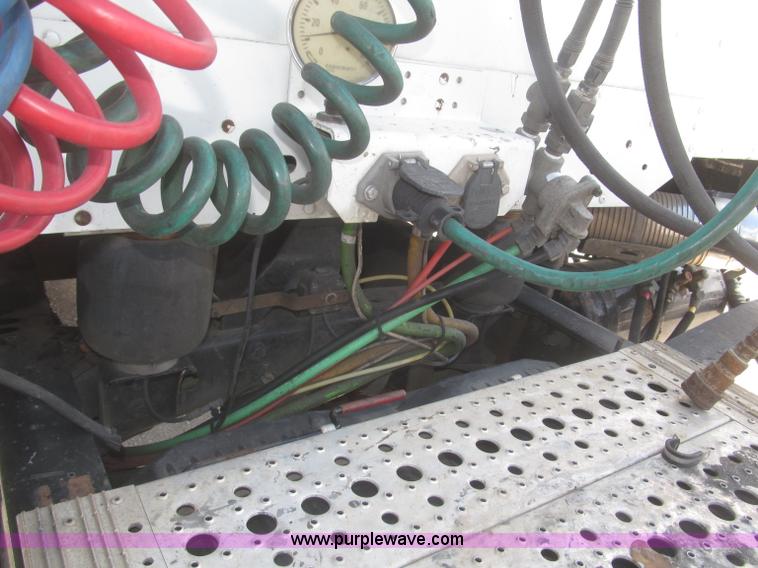 image for item F7345 2005 Freightliner Columbia semi truck