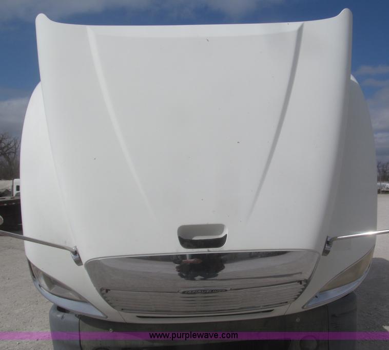 image for item F7345 2005 Freightliner Columbia semi truck