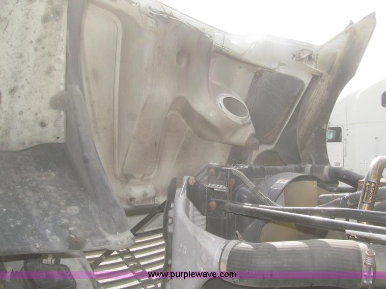 image for item F7345 2005 Freightliner Columbia semi truck