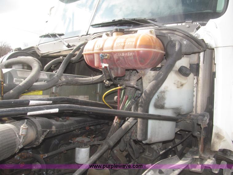 image for item F7345 2005 Freightliner Columbia semi truck