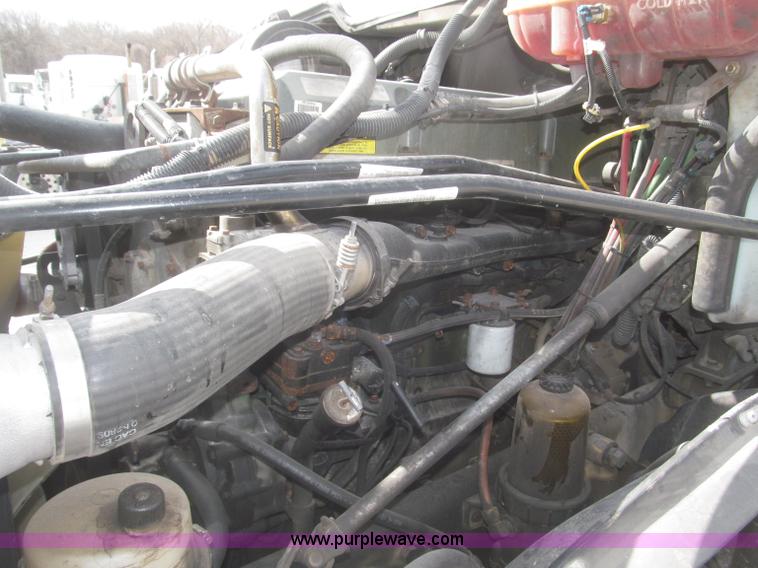 image for item F7345 2005 Freightliner Columbia semi truck