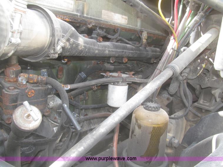 image for item F7345 2005 Freightliner Columbia semi truck