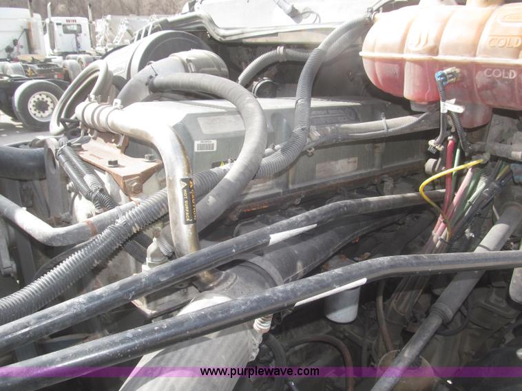 image for item F7345 2005 Freightliner Columbia semi truck