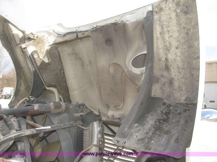 image for item F7345 2005 Freightliner Columbia semi truck