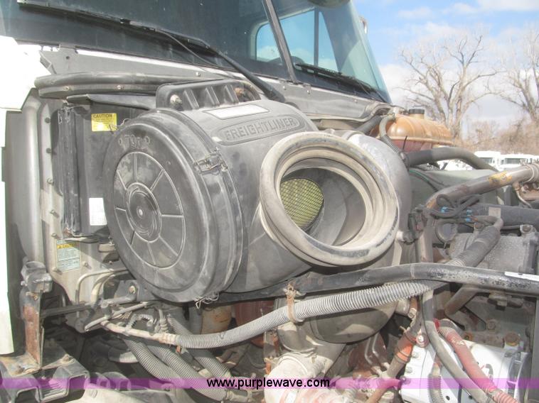 image for item F7345 2005 Freightliner Columbia semi truck