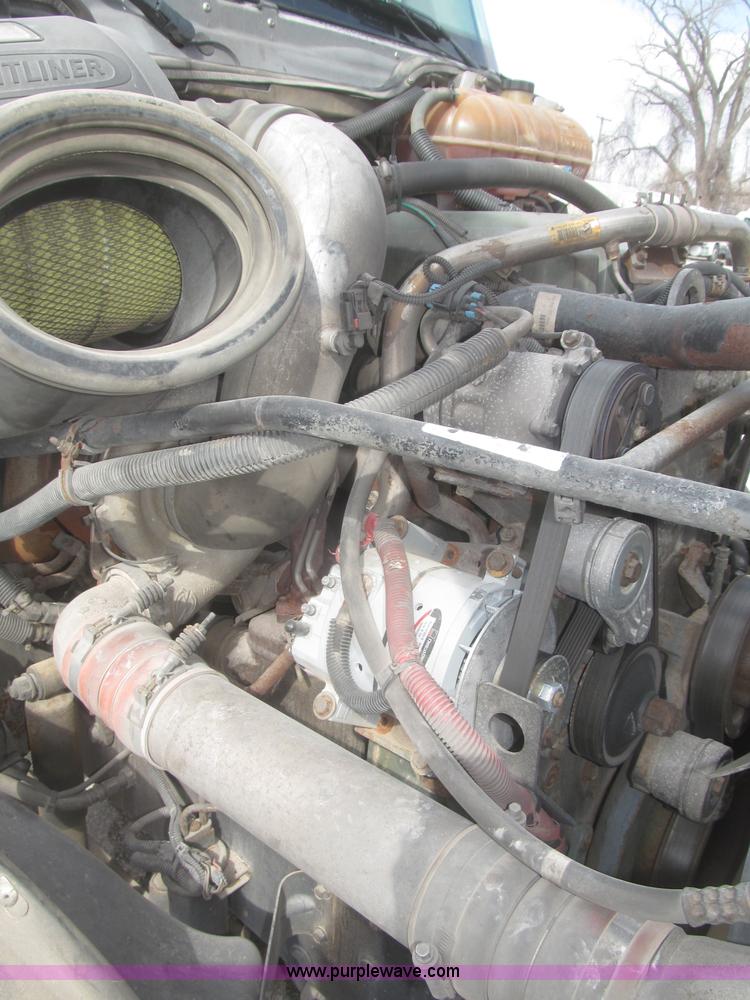 image for item F7345 2005 Freightliner Columbia semi truck