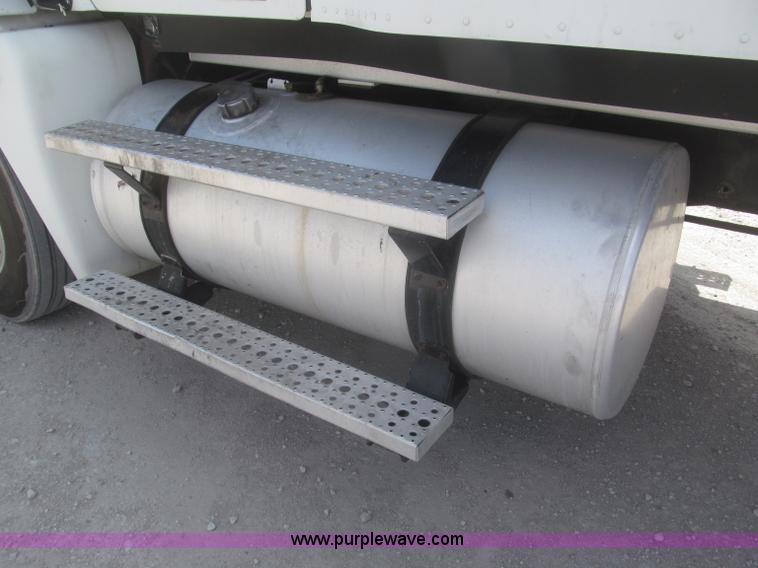 image for item F7345 2005 Freightliner Columbia semi truck