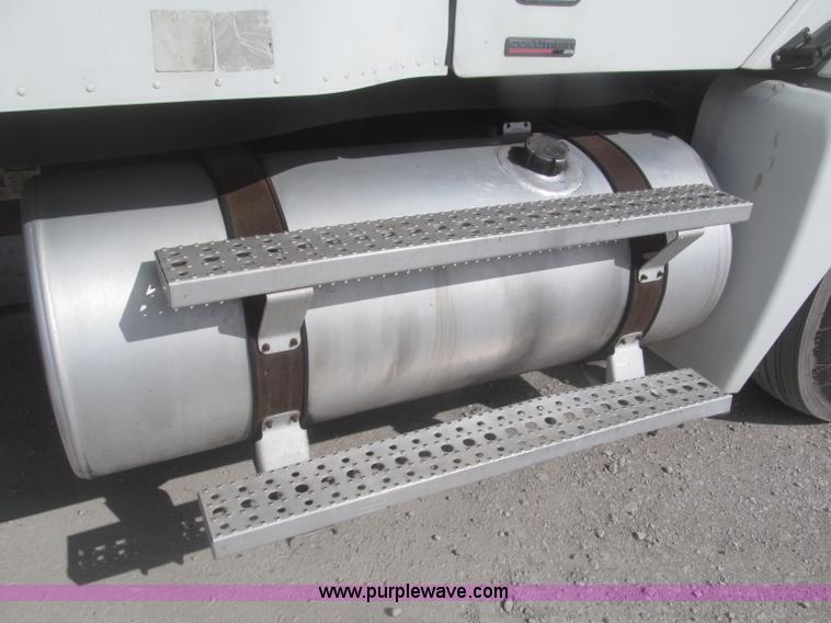 image for item F7345 2005 Freightliner Columbia semi truck