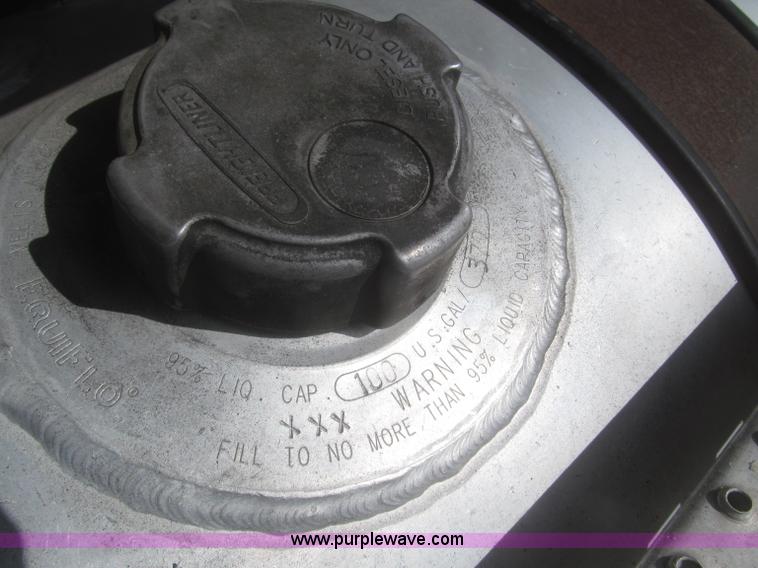 image for item F7345 2005 Freightliner Columbia semi truck