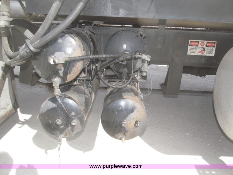 image for item F7345 2005 Freightliner Columbia semi truck