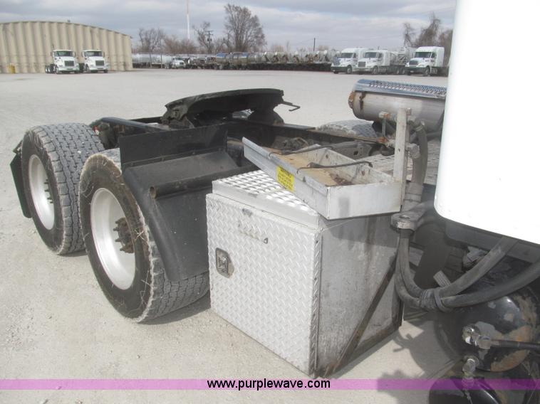 image for item F7345 2005 Freightliner Columbia semi truck