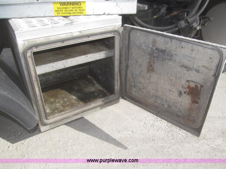 image for item F7345 2005 Freightliner Columbia semi truck