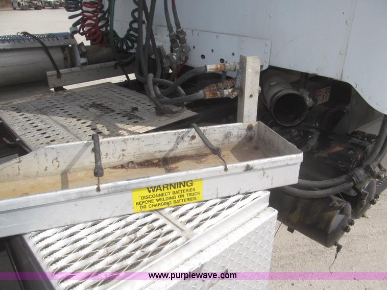 image for item F7345 2005 Freightliner Columbia semi truck