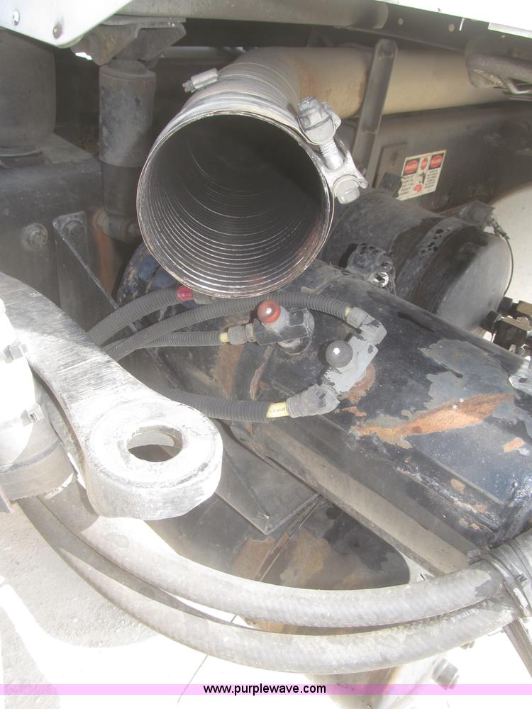 image for item F7345 2005 Freightliner Columbia semi truck