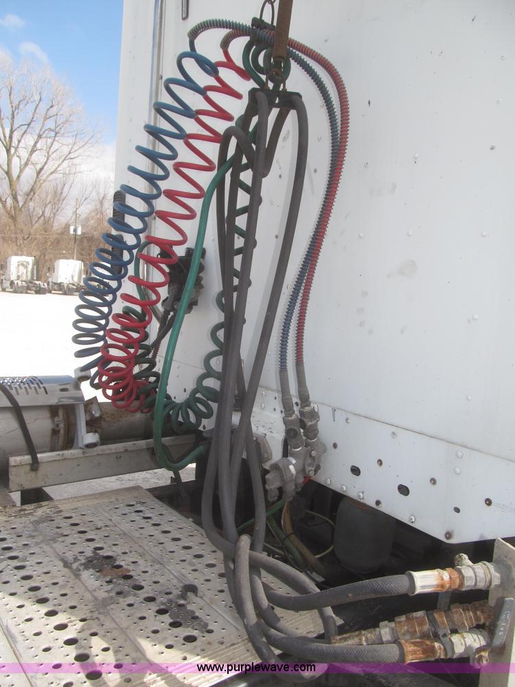 image for item F7345 2005 Freightliner Columbia semi truck