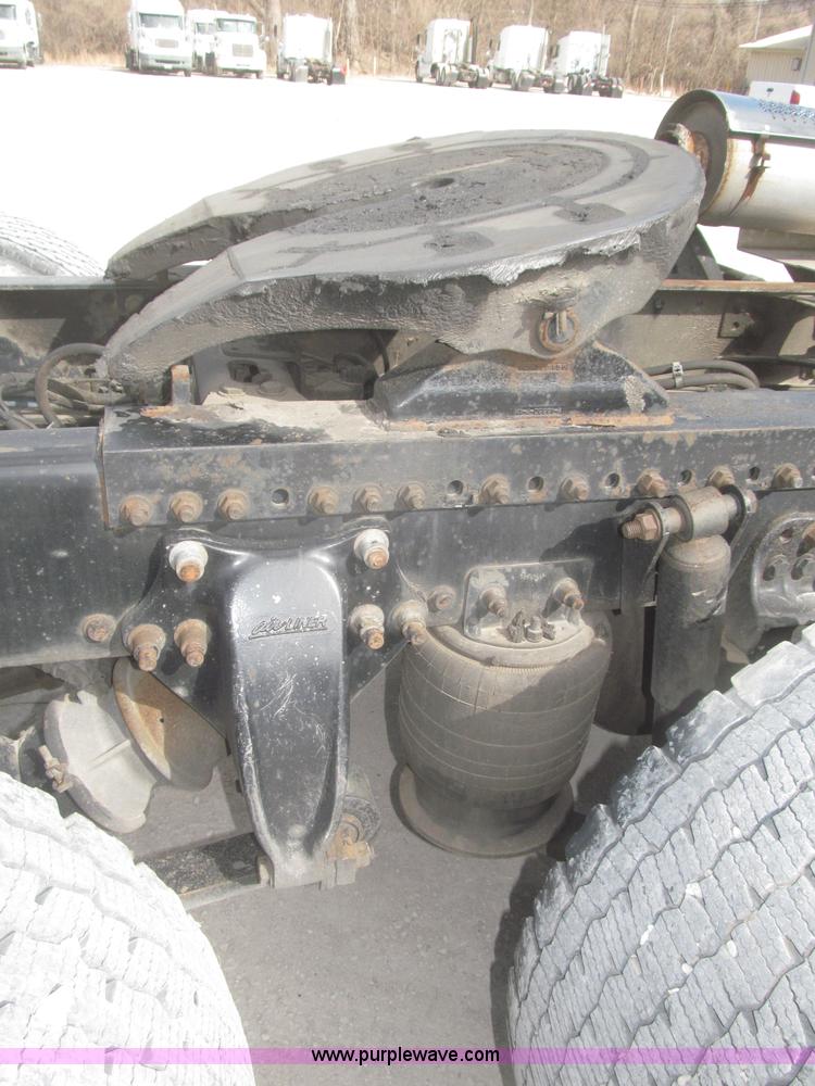 image for item F7345 2005 Freightliner Columbia semi truck