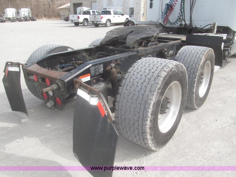 image for item F7345 2005 Freightliner Columbia semi truck