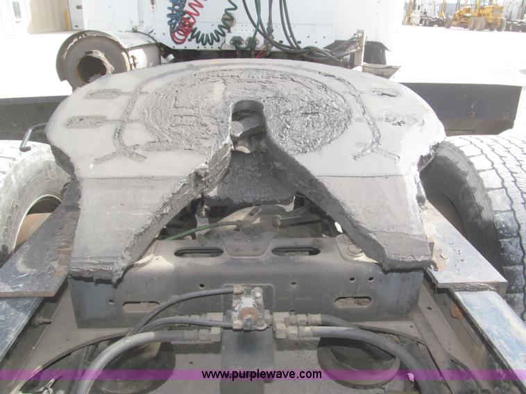 image for item F7345 2005 Freightliner Columbia semi truck