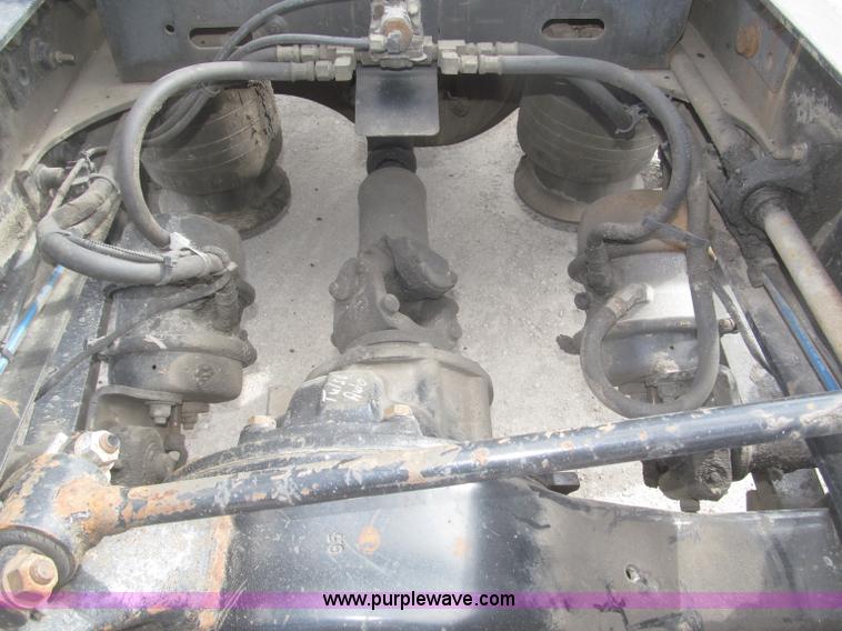 image for item F7345 2005 Freightliner Columbia semi truck