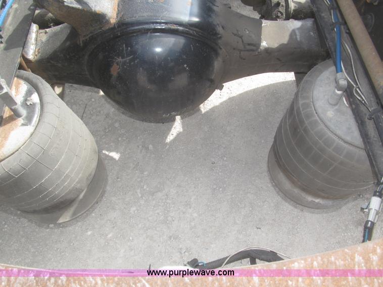 image for item F7345 2005 Freightliner Columbia semi truck