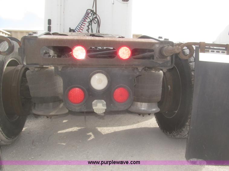 image for item F7345 2005 Freightliner Columbia semi truck