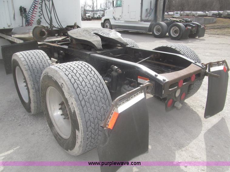 image for item F7345 2005 Freightliner Columbia semi truck