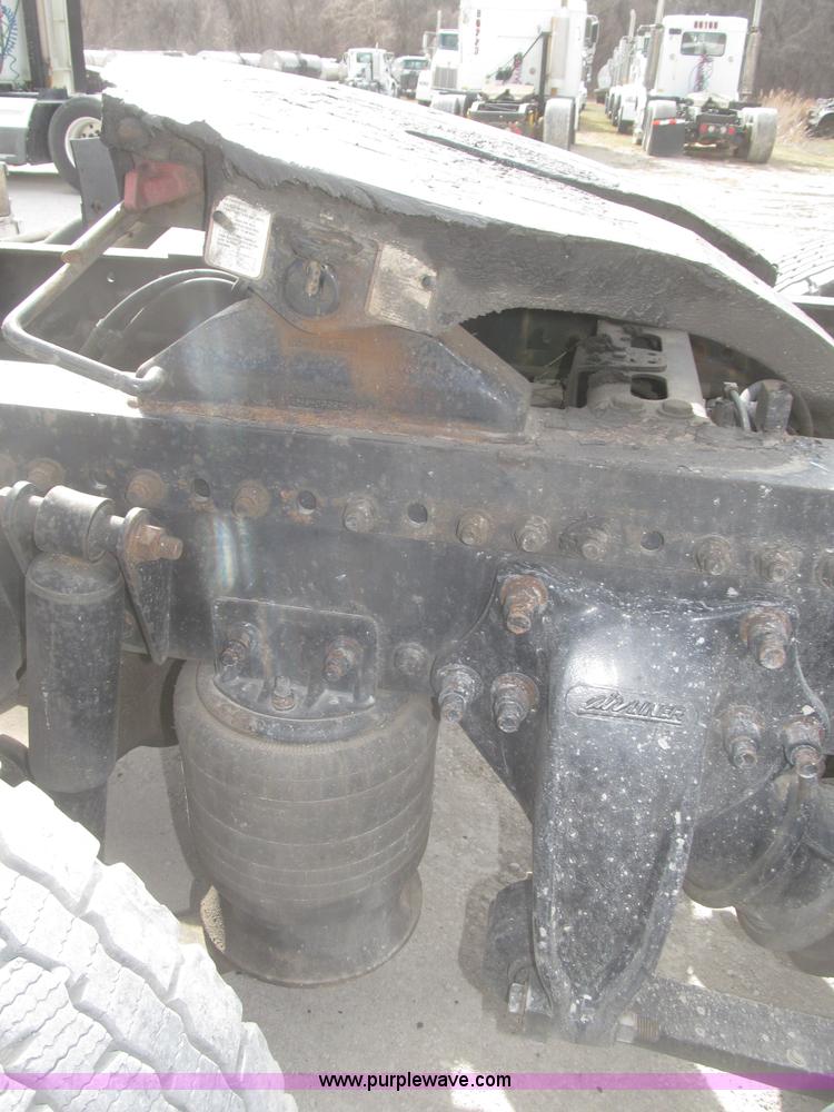 image for item F7345 2005 Freightliner Columbia semi truck