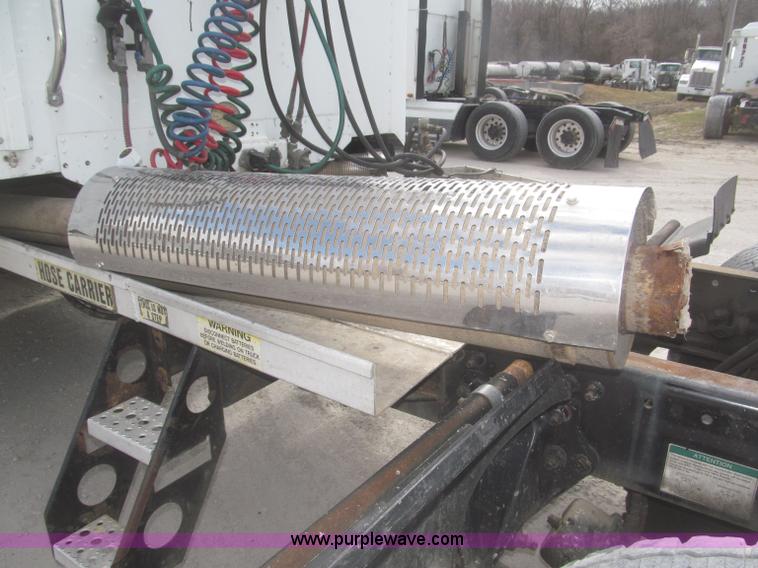 image for item F7345 2005 Freightliner Columbia semi truck