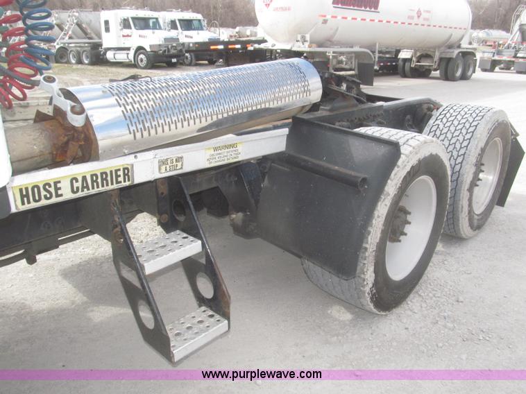 image for item F7345 2005 Freightliner Columbia semi truck