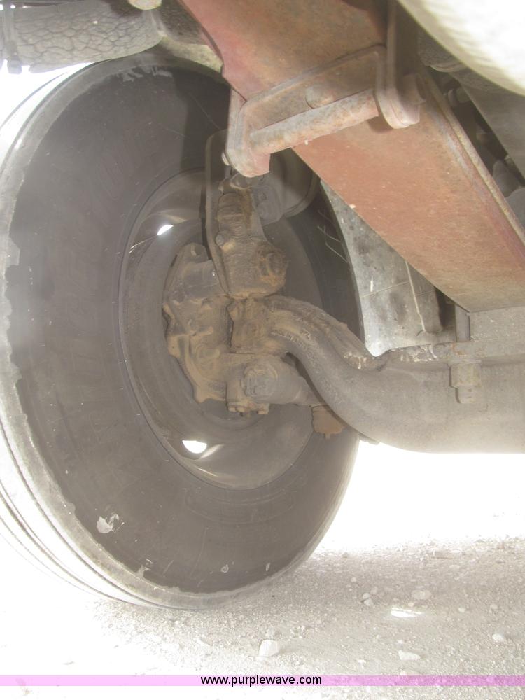 image for item F7345 2005 Freightliner Columbia semi truck