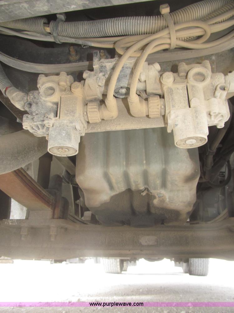 image for item F7345 2005 Freightliner Columbia semi truck