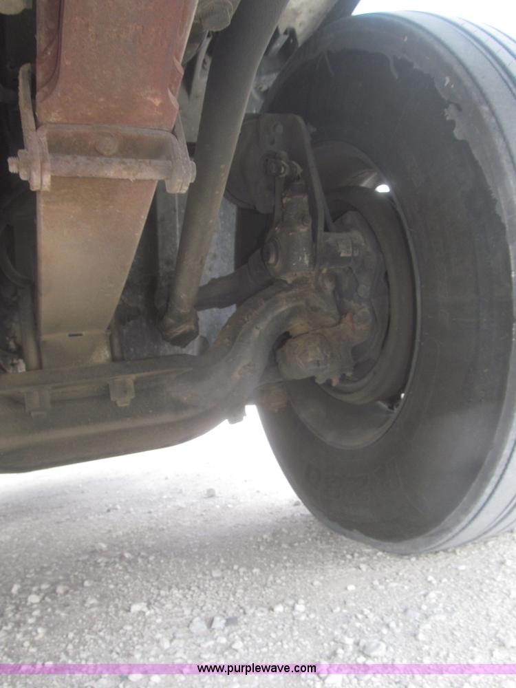 image for item F7345 2005 Freightliner Columbia semi truck