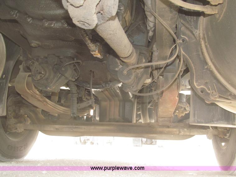 image for item F7345 2005 Freightliner Columbia semi truck