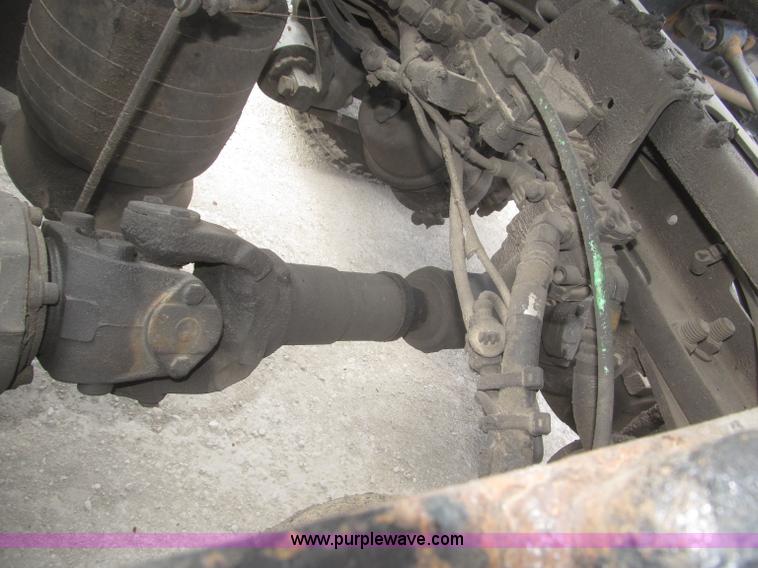 image for item F7345 2005 Freightliner Columbia semi truck