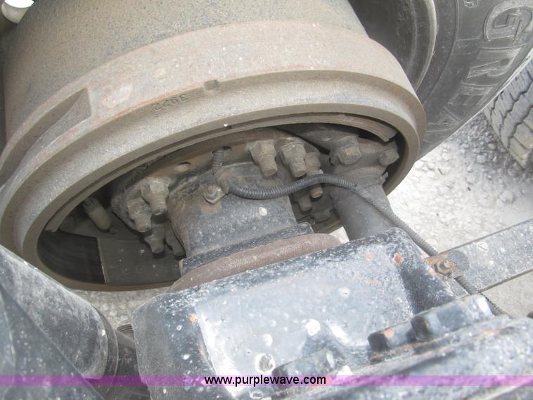 image for item F7345 2005 Freightliner Columbia semi truck